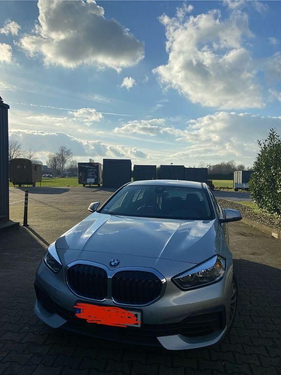 Silber Gebraucht 2020 BMW 118 Advantage Kleinwagen | 18.250 € (Fairer Preis) - Bild 1/4