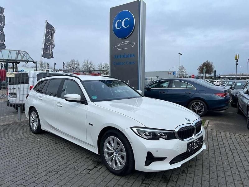 Weiß Gebraucht 2022 BMW 330e Sport Line Kombi | 26.950 € (Superpreis) - Bild 1/3