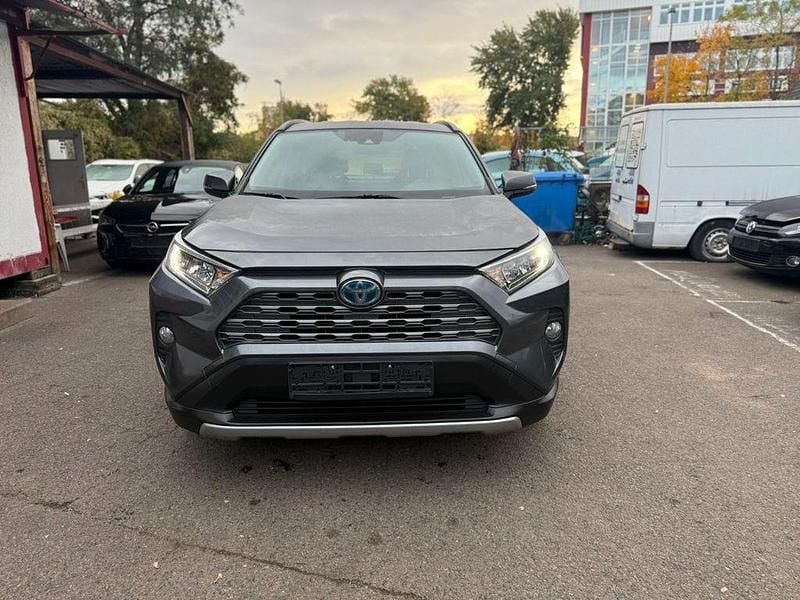 Grau Gebraucht 2021 Toyota RAV4 Hybrid Style SUV | 19.990 € - Bild 1/4