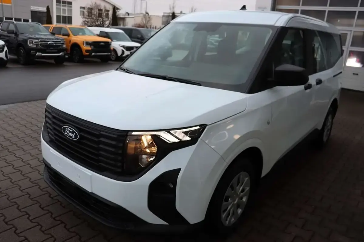 Neu Ford Tourneo Courier 125 PS (91 kW) 2026 Frozen white Van / Kleinbus
