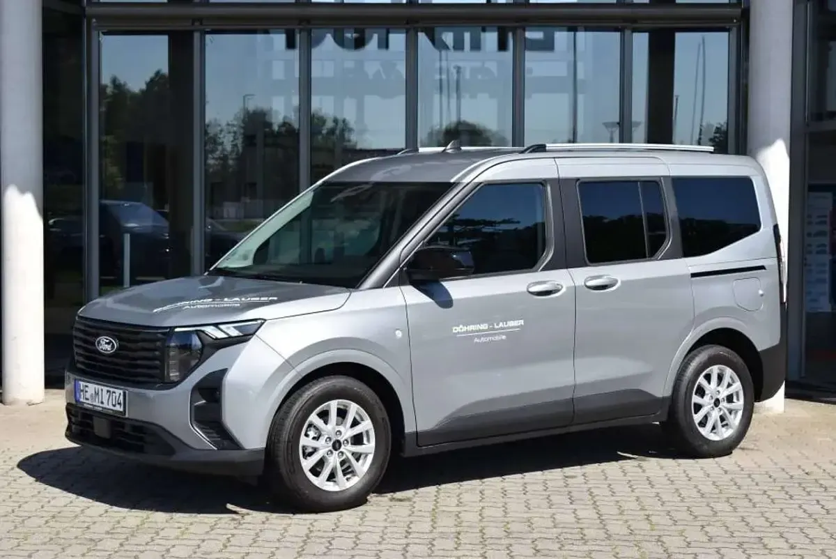 Gebraucht Ford Tourneo Courier Titanium 125 PS (91 kW) 2026 Solar silver Van / Kleinbus