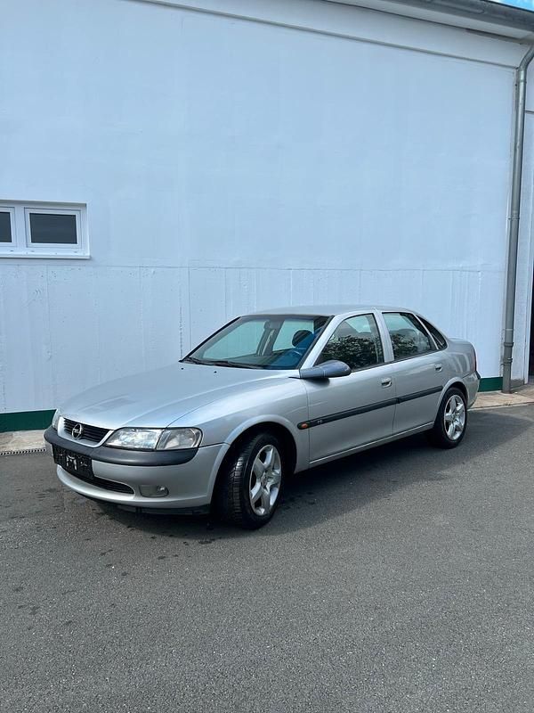 Silber Gebraucht 1998 Opel Vectra Limousine | 1.000 € (Fairer Preis) - Bild 1/4