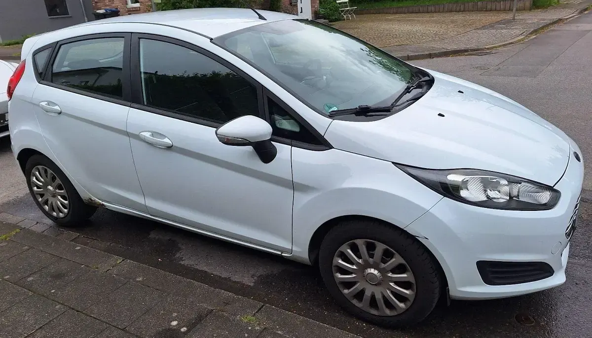 Gebraucht Ford Fiesta 95 PS (69 kW) 2012 Weiß Kleinwagen