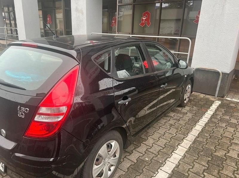 Gebraucht Hyundai i30 90 PS (66 kW) 2012 Schwarz Kleinwagen