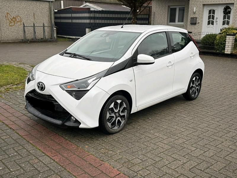 Weiß Gebraucht 2021 Toyota Aygo Kleinwagen | 7.200 € (Superpreis) - Bild 1/4