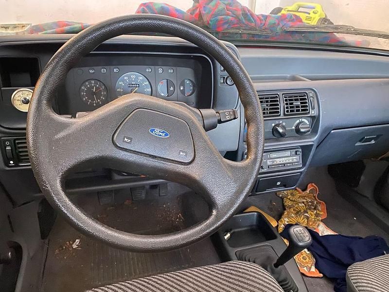 Gebraucht Ford Escort 73 PS (53 kW) 1988 Rot Kleinwagen