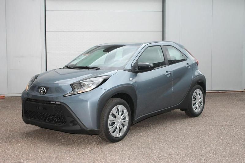 Grau Neu 2025 Toyota Aygo Business Edition Kleinwagen | 16.990 € - Bild 1/4