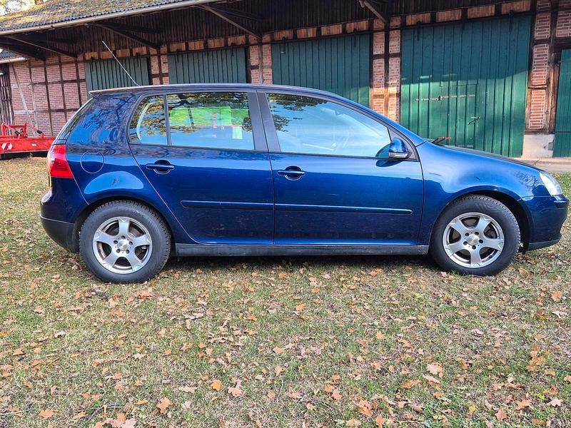 Gebraucht VW Golf V 105 PS (77 kW) 2005 Blau Kleinwagen