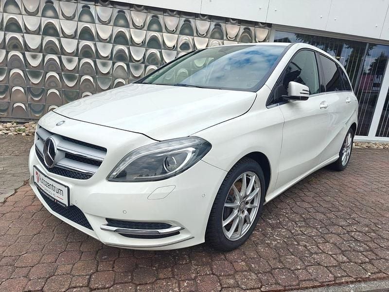 Weiß Gebraucht 2012 Mercedes B180 Edition 1 Van / Kleinbus | 11.500 € (Fairer Preis) - Bild 1/4