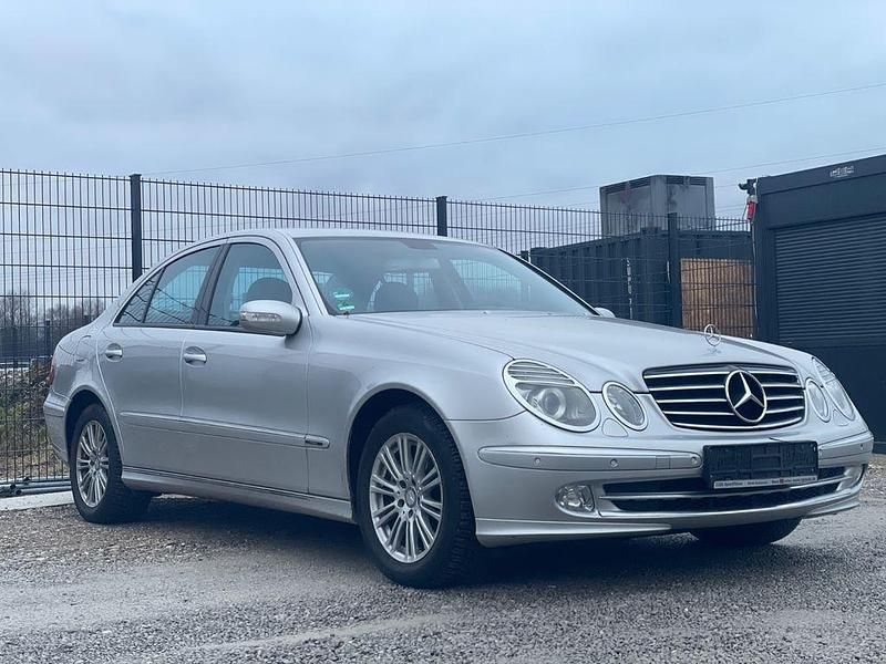 Silber Gebraucht 2004 Mercedes E240 Avantgarde Limousine | 2.950 € (Superpreis) - Bild 1/4