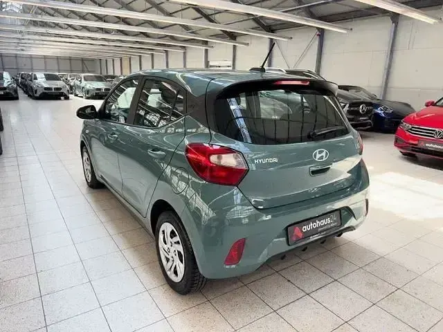 Gebraucht Hyundai i10 Select 67 PS (49 kW) 2024 Grün Kleinwagen