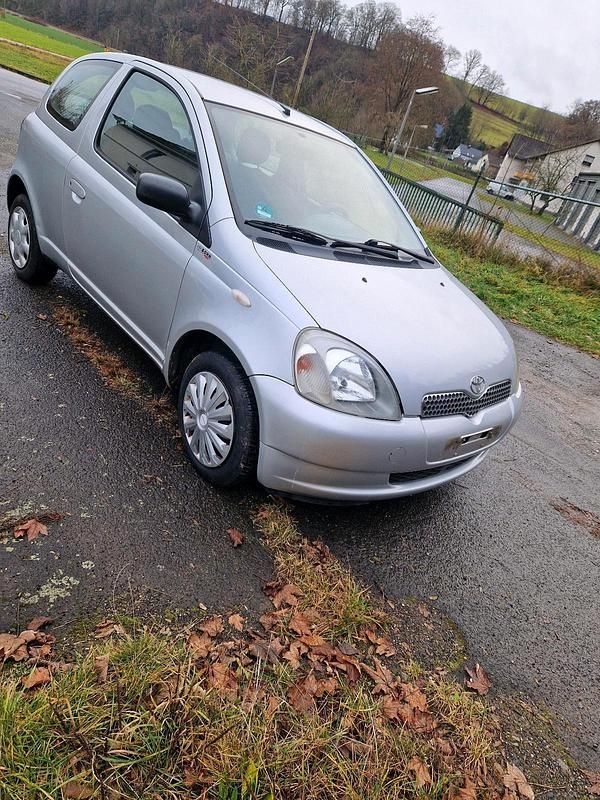 Gebraucht Toyota Yaris Terra 68 PS (50 kW) 2002 Silber Kleinwagen