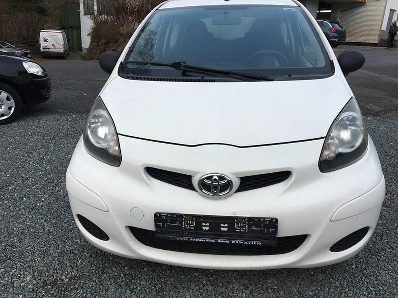 Gebraucht Toyota Aygo Basis 68 PS (50 kW) 2009 Weiß Kleinwagen