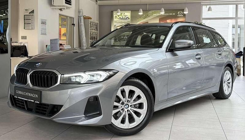 Grau Gebraucht 2023 BMW 318 Shadowline Kombi | 35.990 € (Etwas zu teuer) - Bild 1/4