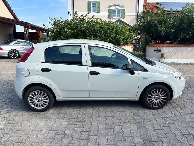 Weiß Gebraucht 2013 Fiat Grande Punto Kleinwagen | 3.300 € (Fairer Preis) - Bild 1/4