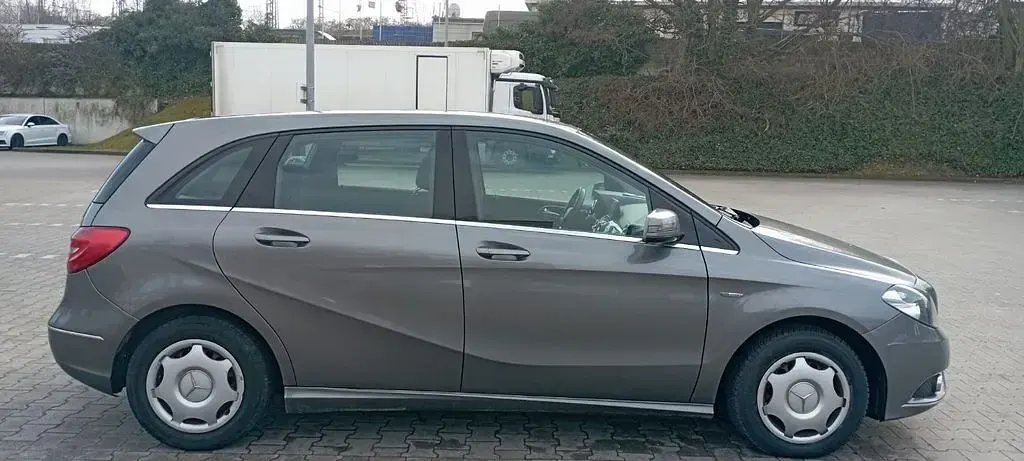 Gebraucht Mercedes B180 116 PS (85 kW) 2012 Grau Kleinwagen