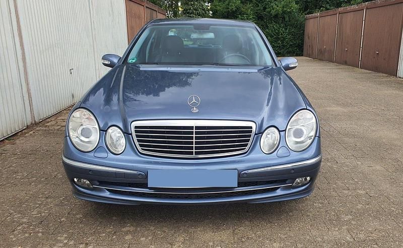 Blau Gebraucht 2005 Mercedes E200 Limousine | 5.300 € (Fairer Preis) - Bild 1/4