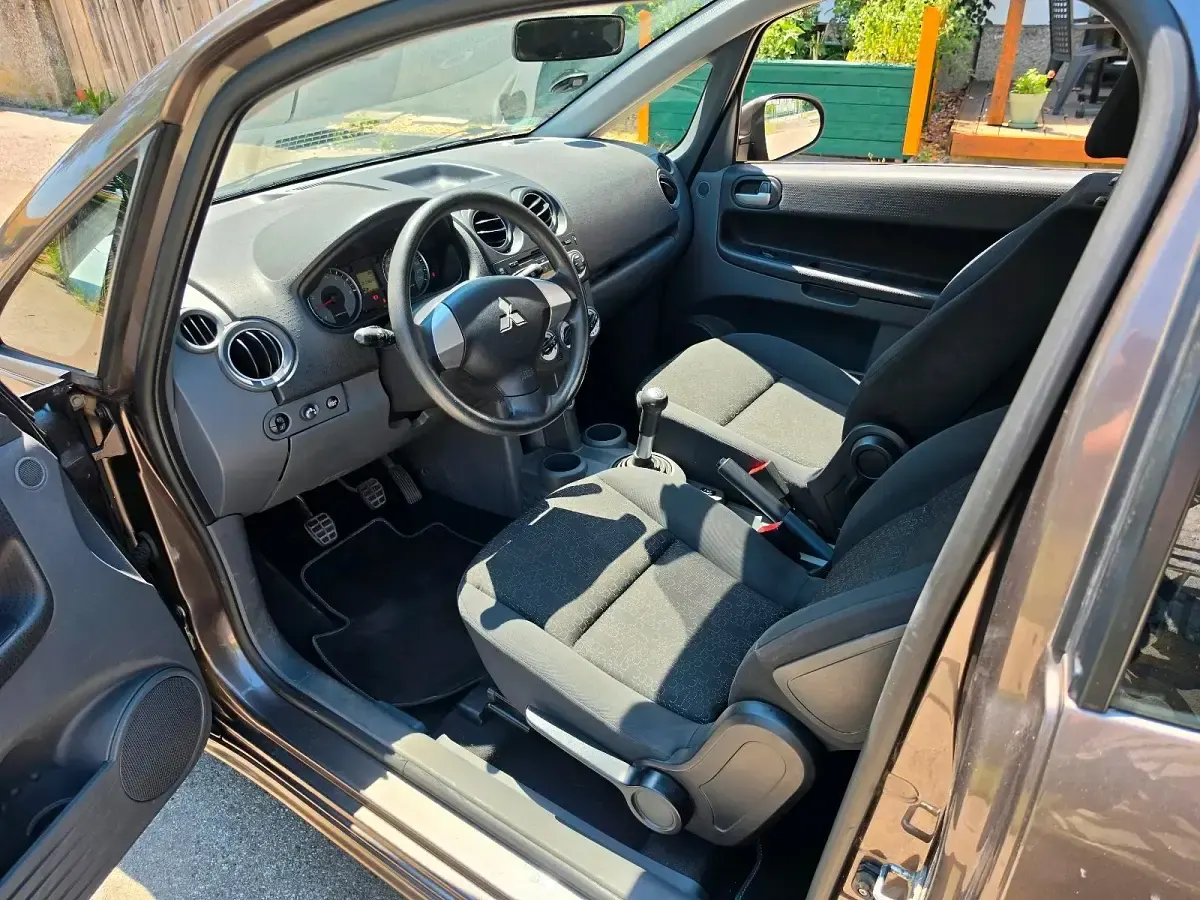 Gebraucht Mitsubishi Colt 75 PS (55 kW) 2012 Braun Kleinwagen