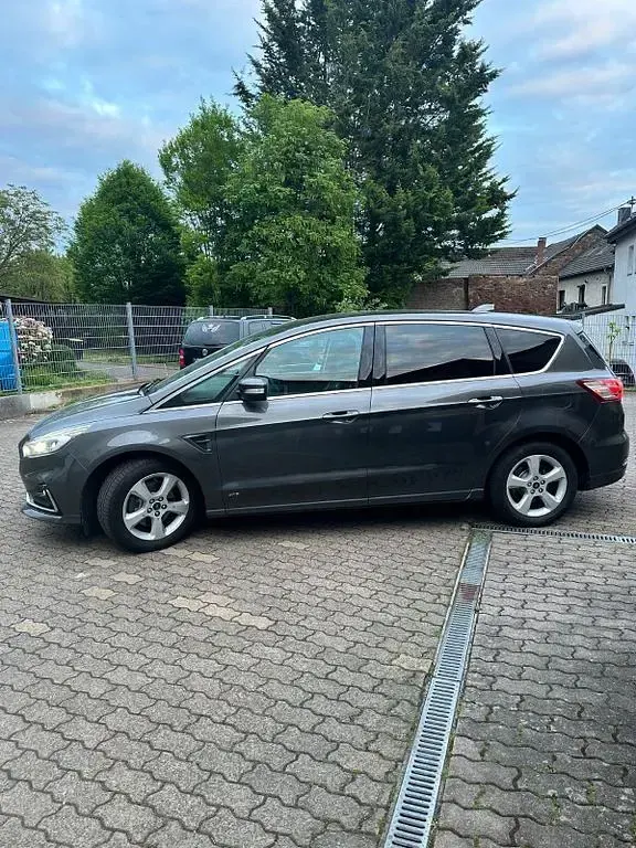 Gebraucht Ford S-MAX Titanium 190 PS (139 kW) 2020 Grau Van / Kleinbus
