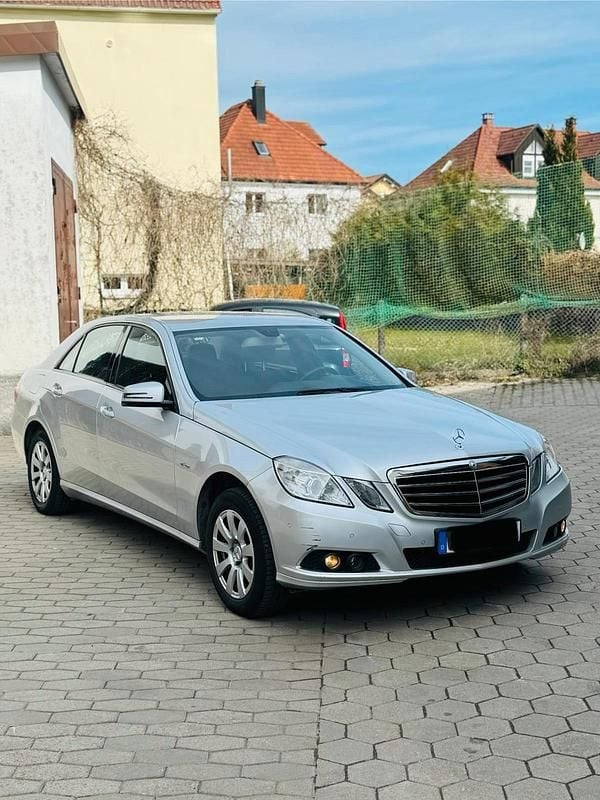 Używany Mercedes E250 204 KM (150 kW) 2009 Srebrny Sedan/Limuzyna