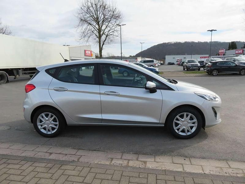 Gebraucht Ford Fiesta Cool & Connect 95 PS (69 kW) 2021 Polarsilber metallic Kleinwagen
