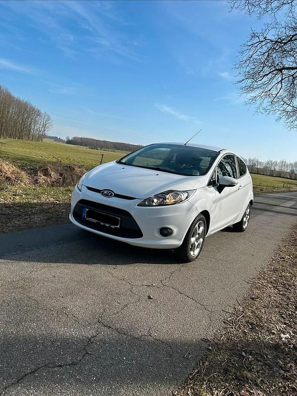 Gebraucht Ford Fiesta 60 PS (44 kW) 2010 Weiß Kleinwagen