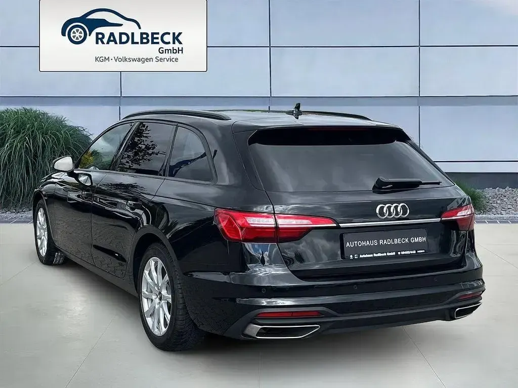 Używany Audi A4 150 KM (110 kW) 2022 Czarny Sedan/Limuzyna