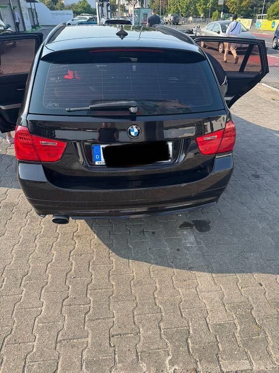 Schwarz Gebraucht 2011 BMW 320 Efficient Dynamics Kombi | 4.700 € (Guter Preis) - Bild 1/4