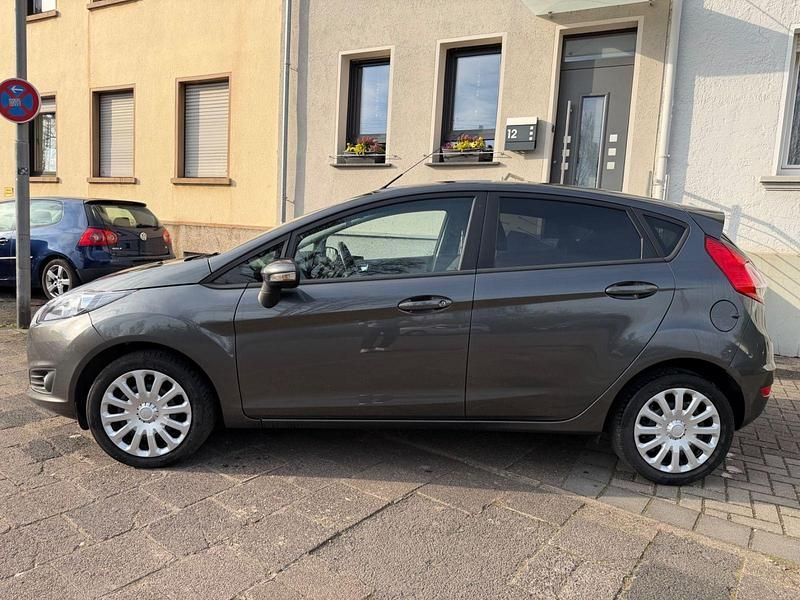 Gebraucht Ford Fiesta Trend 101 PS (74 kW) 2016 Grau Kleinwagen