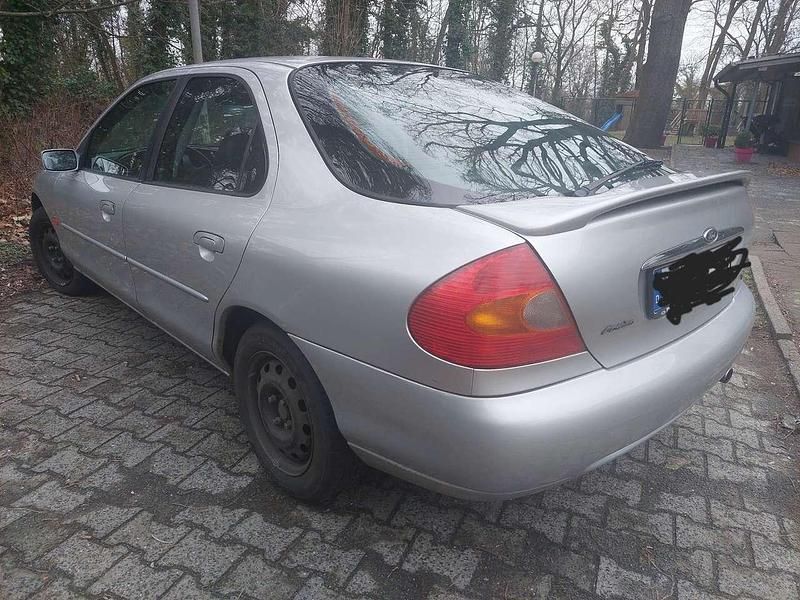 Gebraucht Ford Mondeo Ghia 116 PS (85 kW) 2000 Silber Limousine