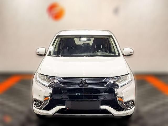 Weiß Gebraucht 2016 Mitsubishi Outlander P-HEV Basis | 17.510 € (Teuer) - Bild 1/4