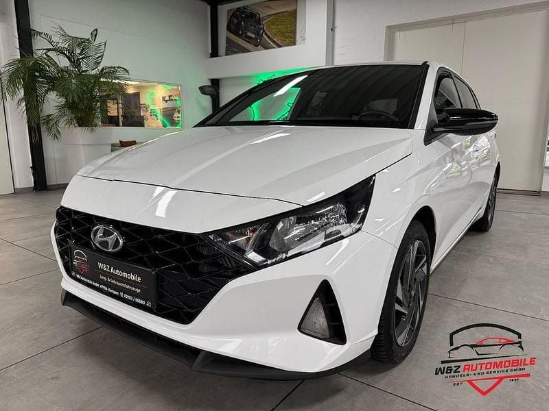 Weiß Gebraucht 2023 Hyundai i20 Limousine | 15.890 € (Fairer Preis) - Bild 1/4