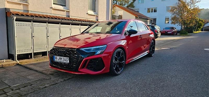 Rot Gebraucht 2024 Audi RS3 Ambiente Kleinwagen | 54.999 € (Superpreis) - Bild 1/4