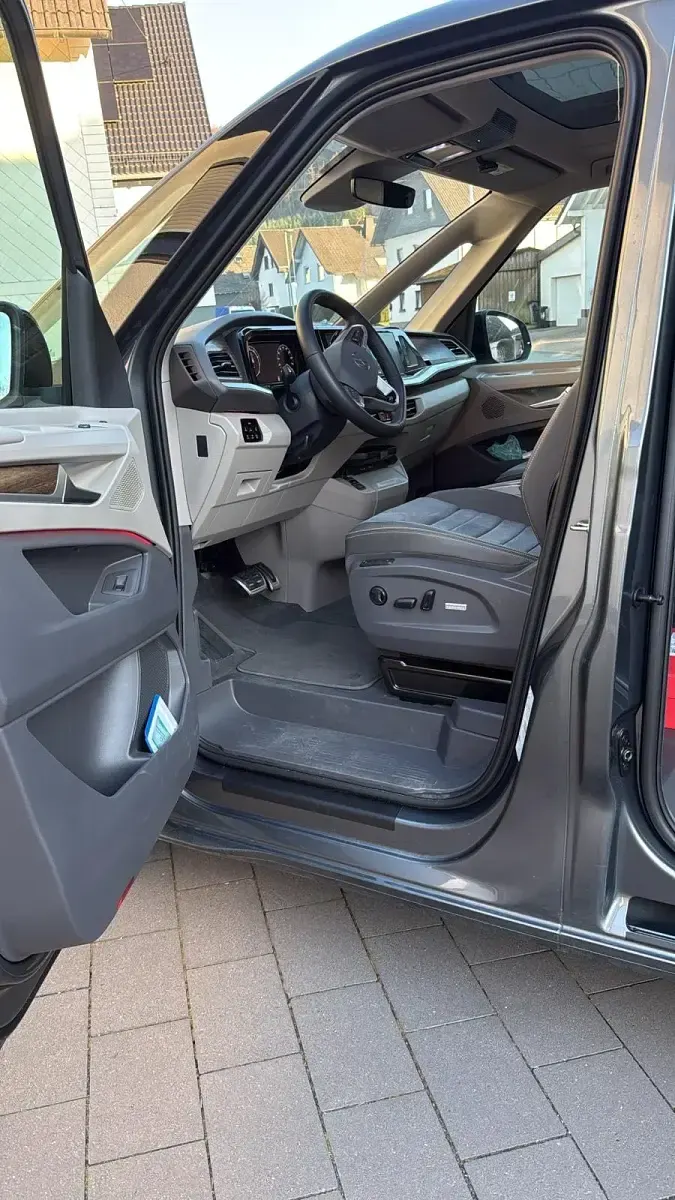 Gebraucht VW Multivan Style 204 PS (150 kW) 2025 Grau Van / Kleinbus
