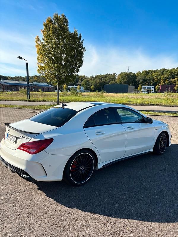 Weiß Gebraucht 2016 Mercedes CLA45 AMG AMG Limousine | 27.000 € (Fairer Preis) - Bild 1/4