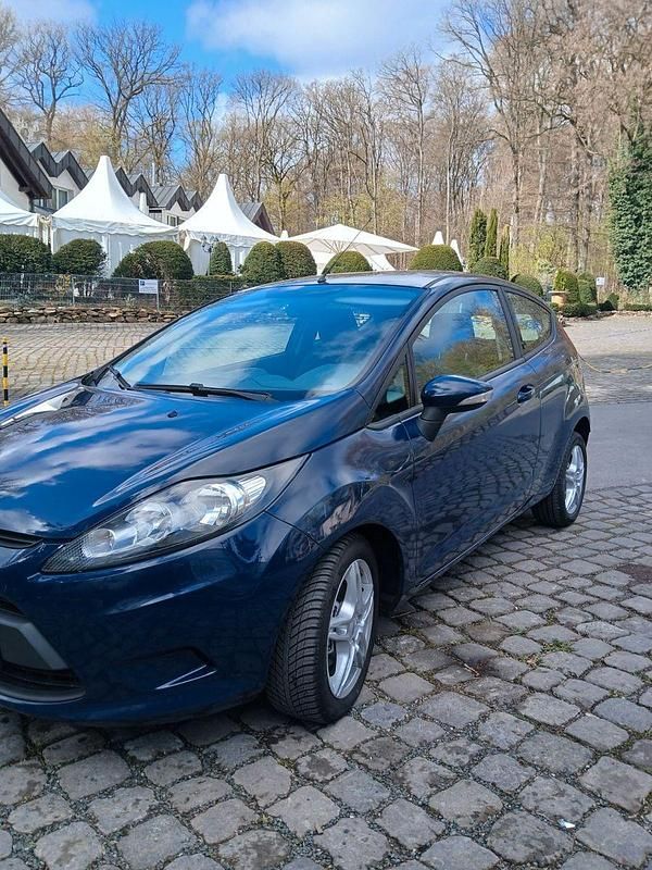 Gebraucht Ford Fiesta 60 PS (44 kW) 2011 Blau Kleinwagen