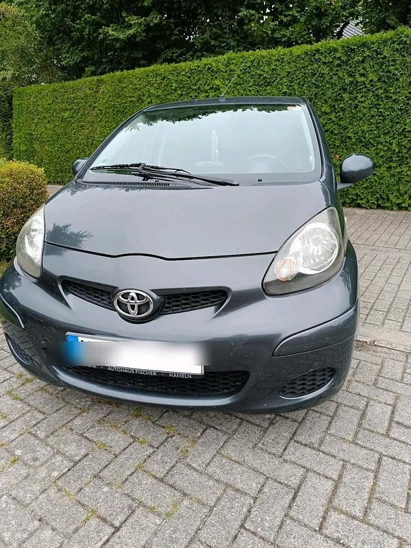 Grau Gebraucht 2011 Toyota Aygo Kleinwagen | 3.500 € (Fairer Preis) - Bild 1/4