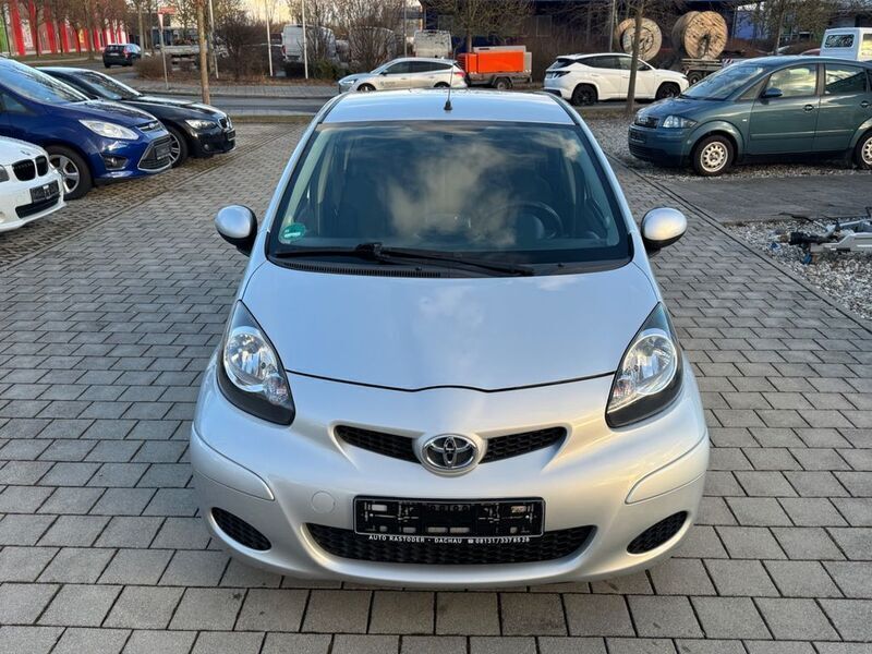 Gebraucht Toyota Aygo 68 PS (50 kW) 2011 Silber Kleinwagen