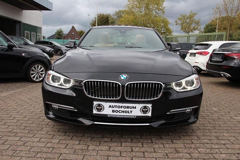 Black sapphire metallic Gebraucht 2012 BMW 330 Luxury Line Limousine | 20.500 € (Teuer) - Bild 1/4