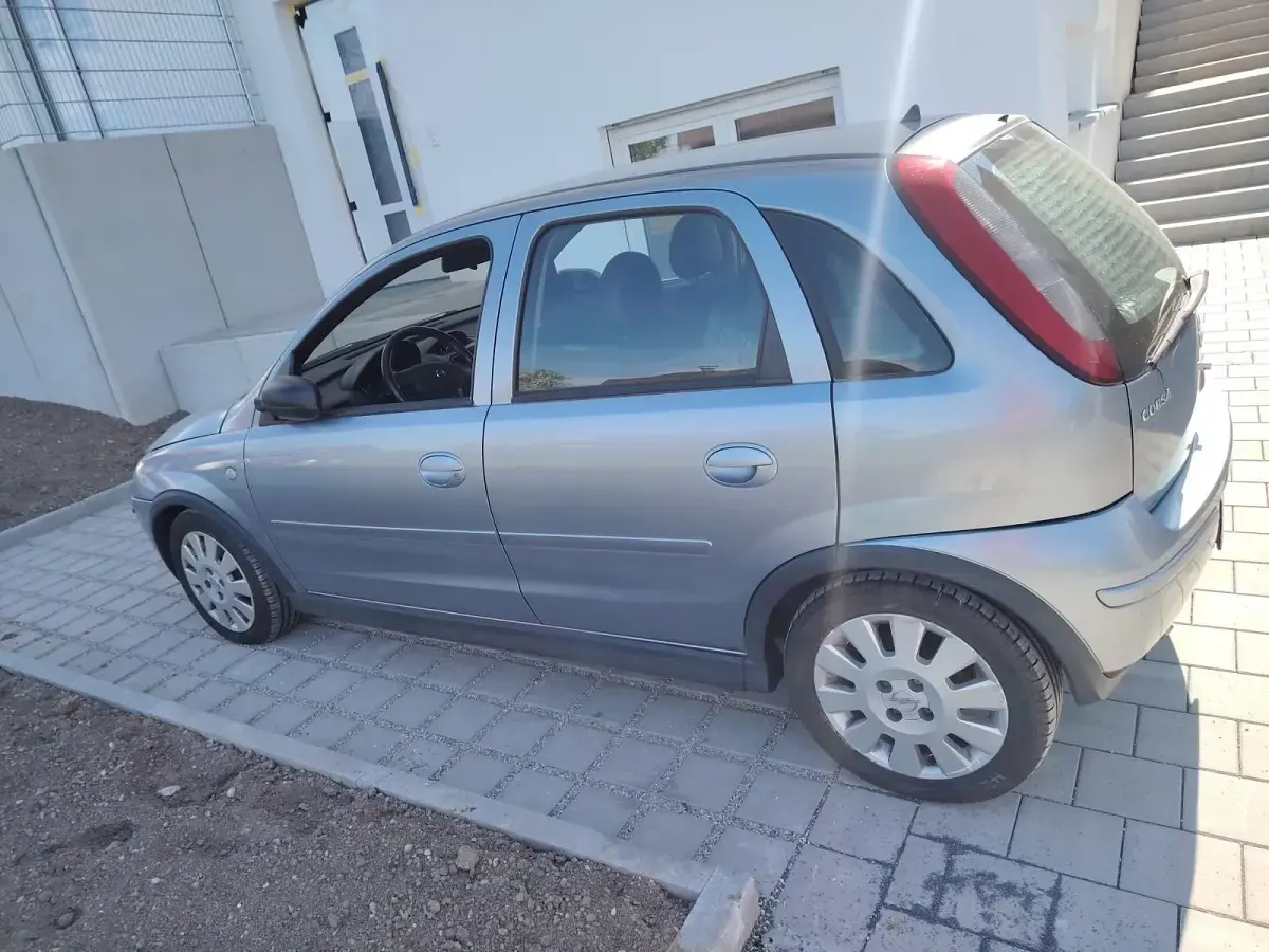Używany Opel Corsa 80 KM (58 kW) 2004 Niebieski Hatchback