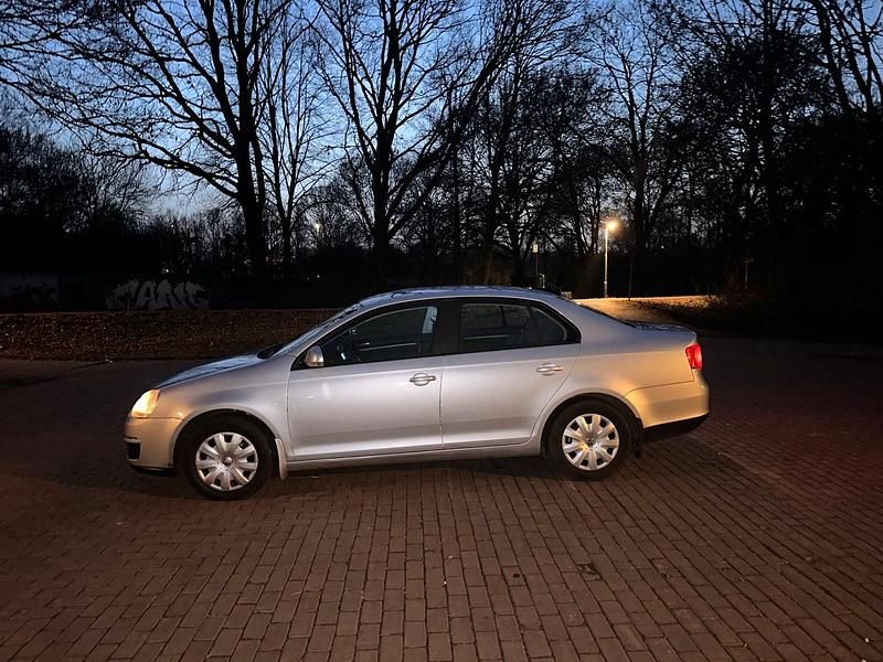 Gebraucht VW Jetta 102 PS (75 kW) 2005 Silber Limousine