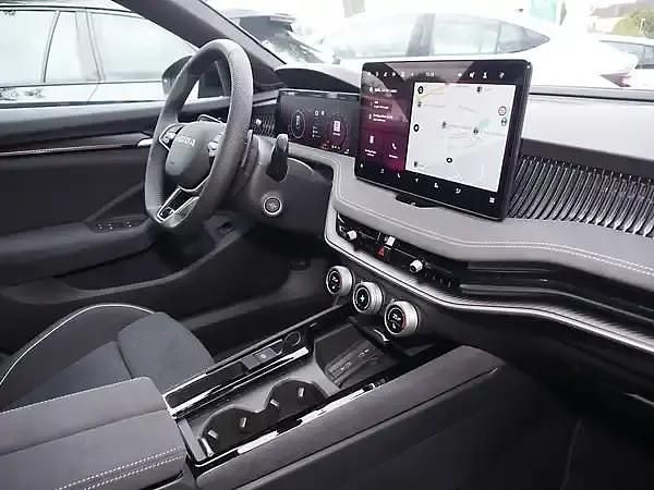 Neu Skoda Superb 193 PS (141 kW) 2025 Graphitegrau Kombi