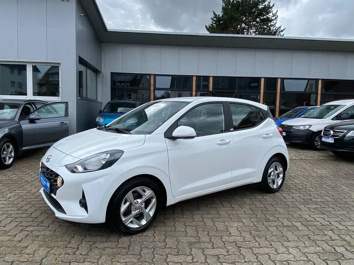 Gebraucht Hyundai i10 67 PS (49 kW) 2021 Weiß Kleinwagen