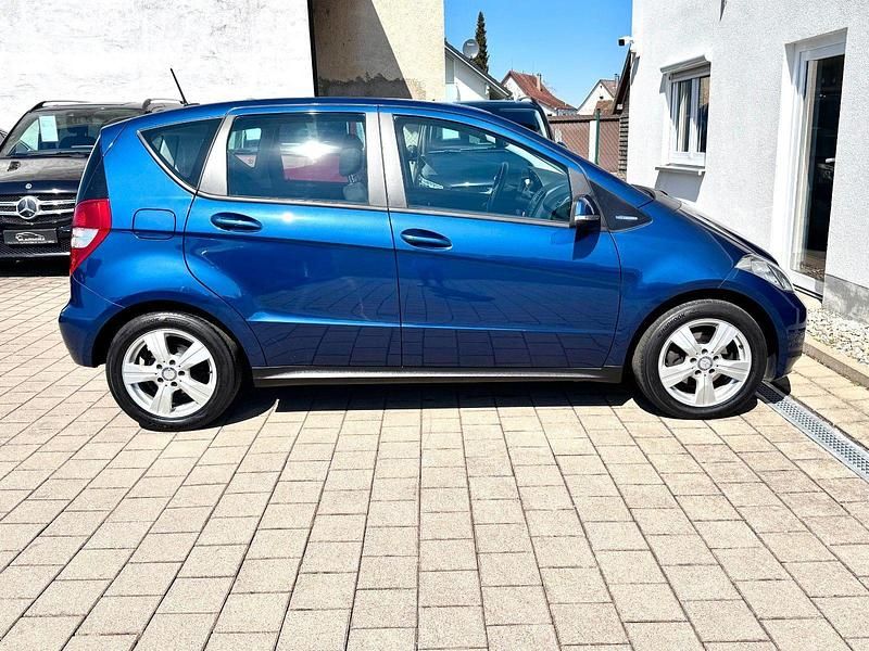 Gebraucht Mercedes A160 95 PS (69 kW) 2011 Blau Kleinwagen