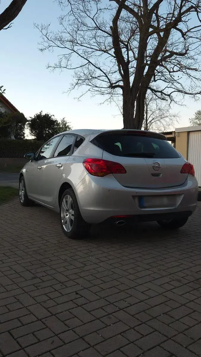 Gebraucht Opel Astra Edition 140 PS (102 kW) 2011 Silber Kombi