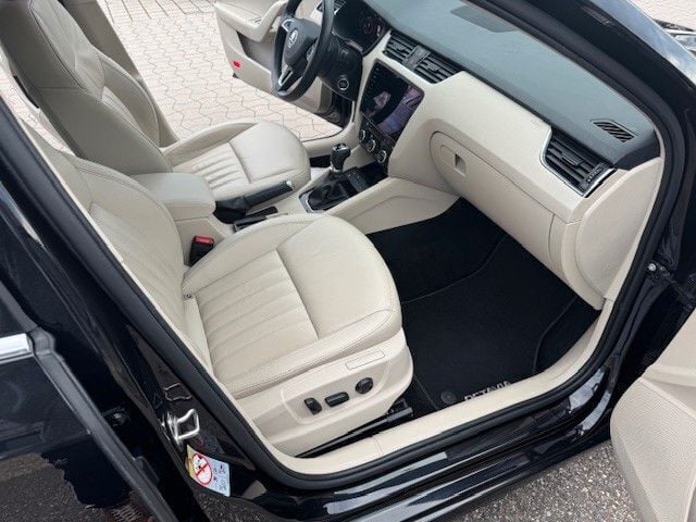 Schwarz Gebraucht 2019 Skoda Octavia Premium Edition Limousine | 15.990 € (Fairer Preis) - Bild 1/4