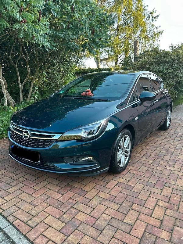 Grün Gebraucht 2017 Opel Astra Limousine | 10.200 € (Fairer Preis) - Bild 1/4