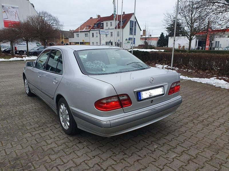 Silber Gebraucht 2001 Mercedes E220 Limousine | 5.500 € (Fairer Preis) - Bild 1/4