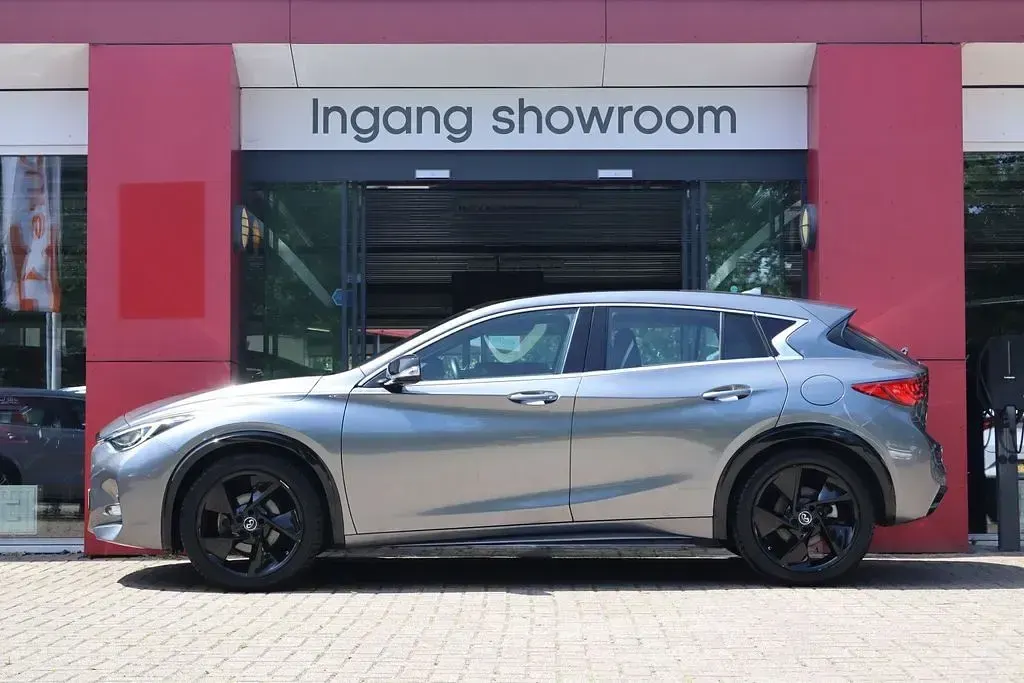 Gebraucht Infiniti Q30 Sport Tech 156 PS (114 kW) 2017 Grau Limousine