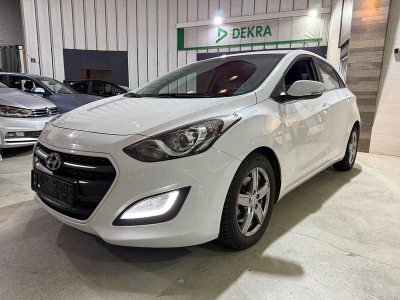 Weiß Gebraucht 2015 Hyundai i30 Trend Limousine | 7.500 € (Superpreis) - Bild 1/4